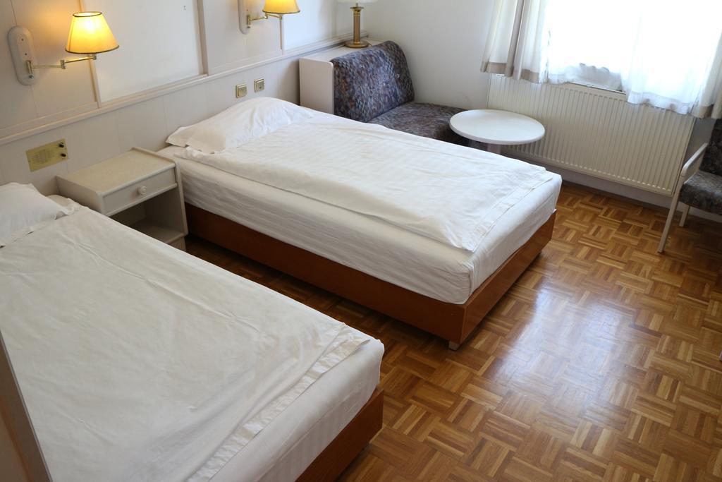 Hotel Wasserpalast - Breakfast For Free!!! Graz Ruang foto