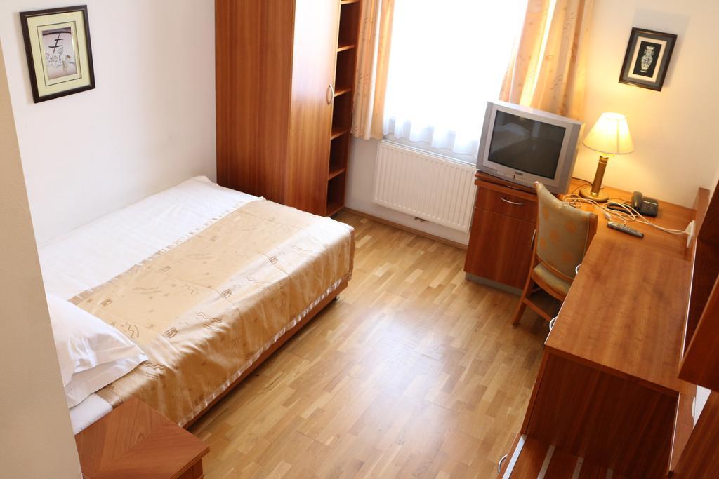 Hotel Wasserpalast - Breakfast For Free!!! Graz Bagian luar foto