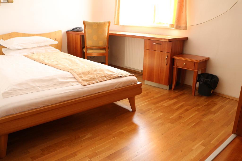 Hotel Wasserpalast - Breakfast For Free!!! Graz Bagian luar foto