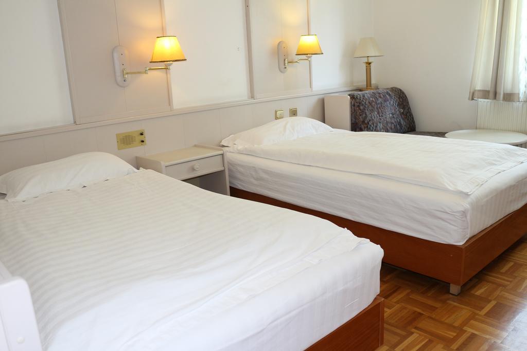 Hotel Wasserpalast - Breakfast For Free!!! Graz Ruang foto