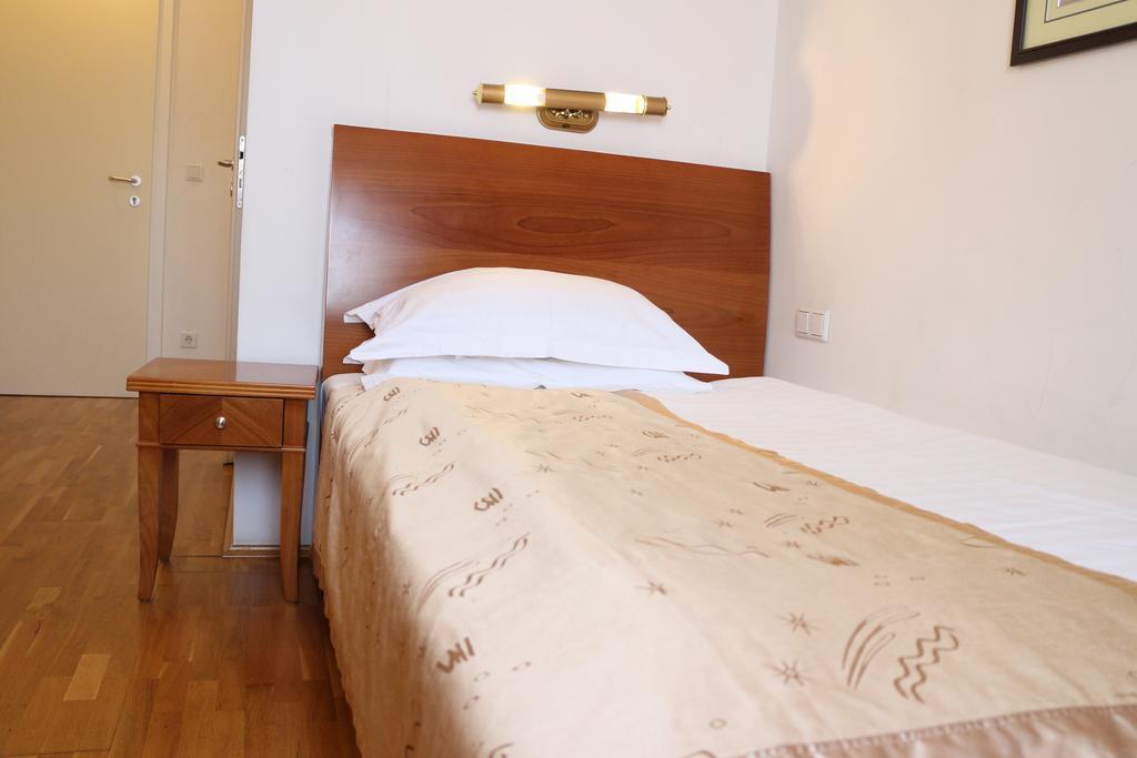 Hotel Wasserpalast - Breakfast For Free!!! Graz Ruang foto