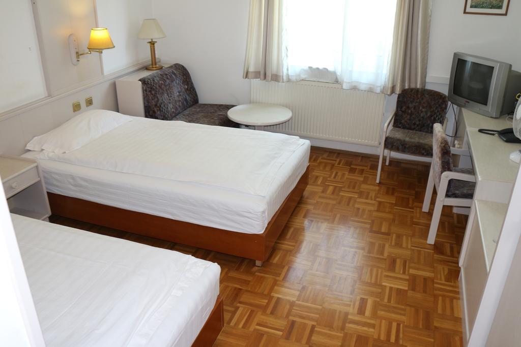 Hotel Wasserpalast - Breakfast For Free!!! Graz Bagian luar foto
