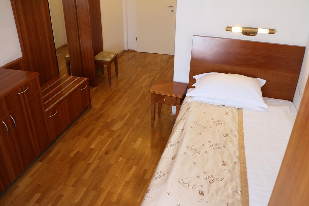 Hotel Wasserpalast - Breakfast For Free!!! Graz Ruang foto
