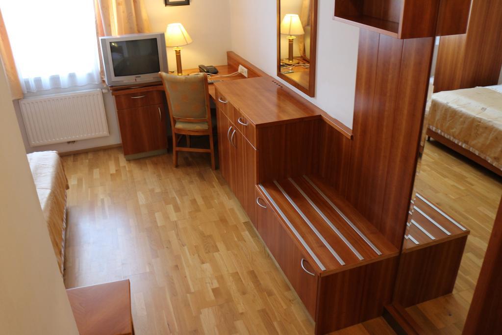 Hotel Wasserpalast - Breakfast For Free!!! Graz Ruang foto